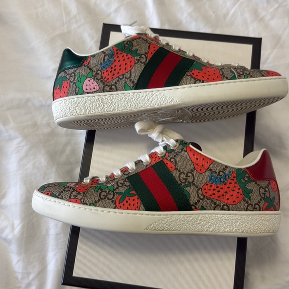 COPY - Gucci Ace GG Supreme Canvas Strawberry Sneakers - Picture 7 of 11